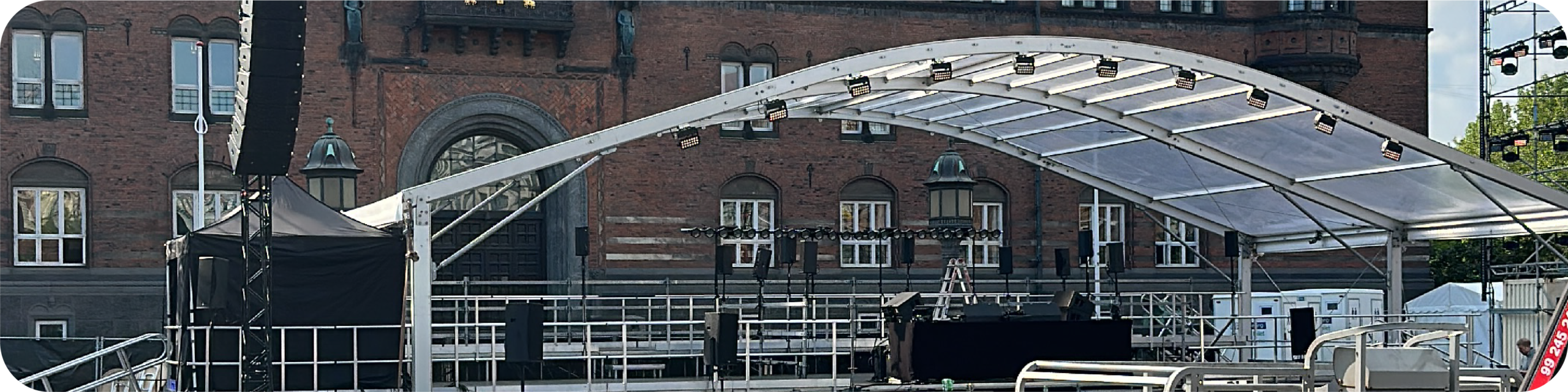Opbygning af scene og backstageområde